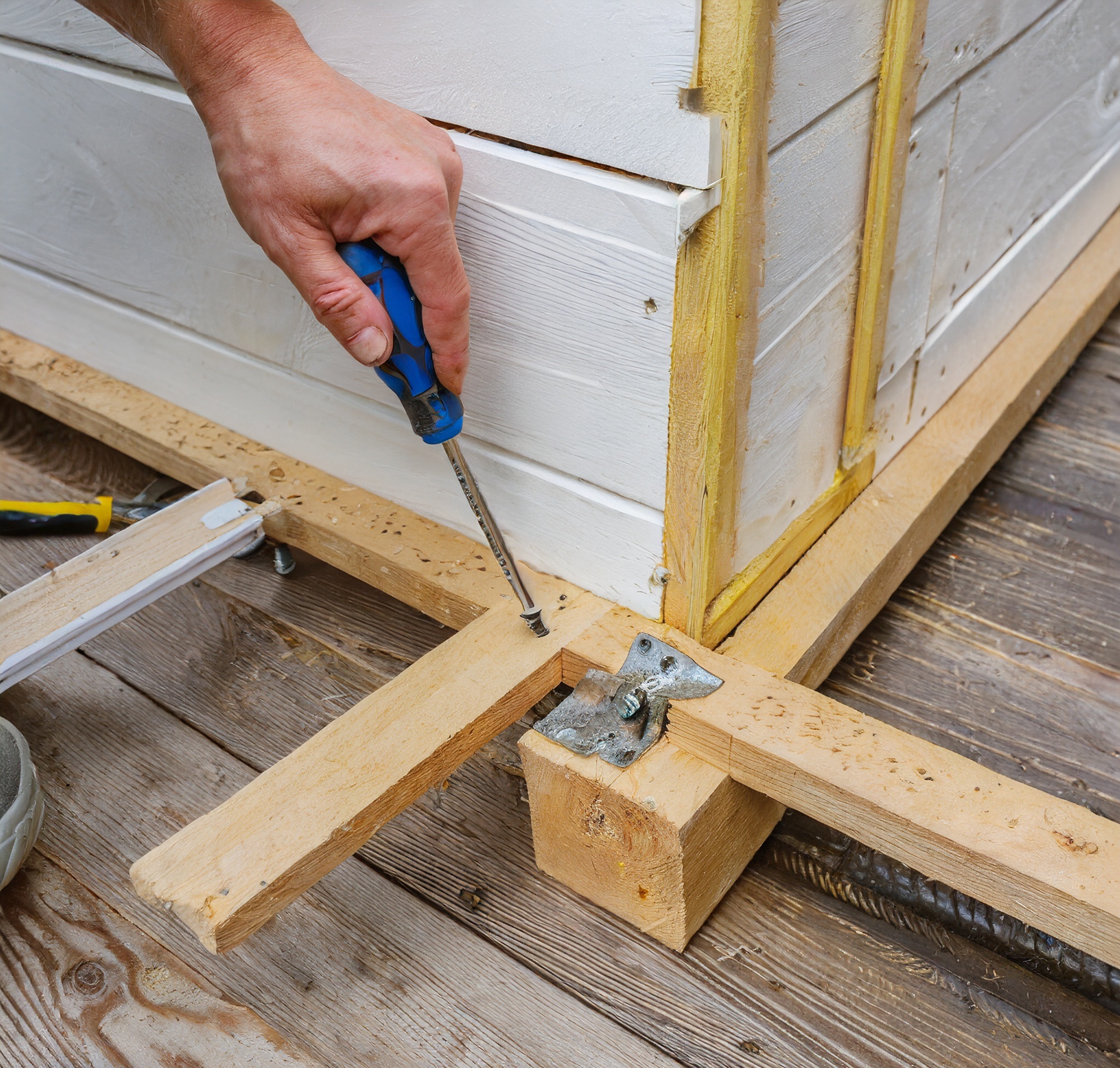 Attaching wooden walls to the base of the dog house
